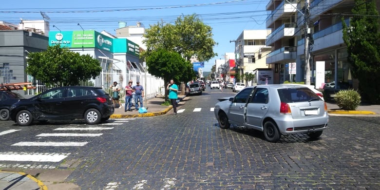 Colisão entre veículos no Centro em Taquara resulta em danos materiais