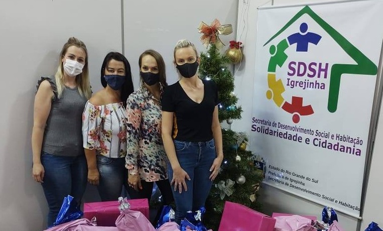 Gabinete da Primeira Dama realiza entrega de doações do 'Natal Voluntário - Caminho dos Pinheirinhos' em Igrejinha
