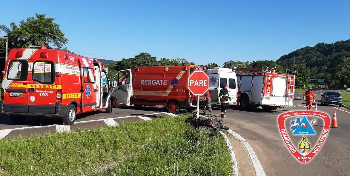 Colisão entre motocicleta e van deixa mulher ferida em Igrejinha