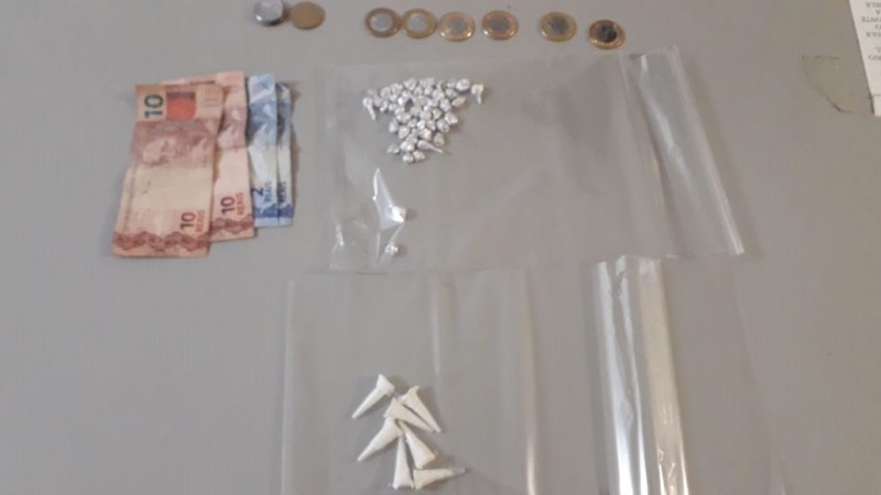 Indivíduo é preso e adolescente apreendido por tráfico de drogas em Taquara