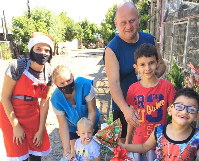 Crianças atendidas pelo Programa Criança Feliz/PIM de Parobé recebem presentes de Natal