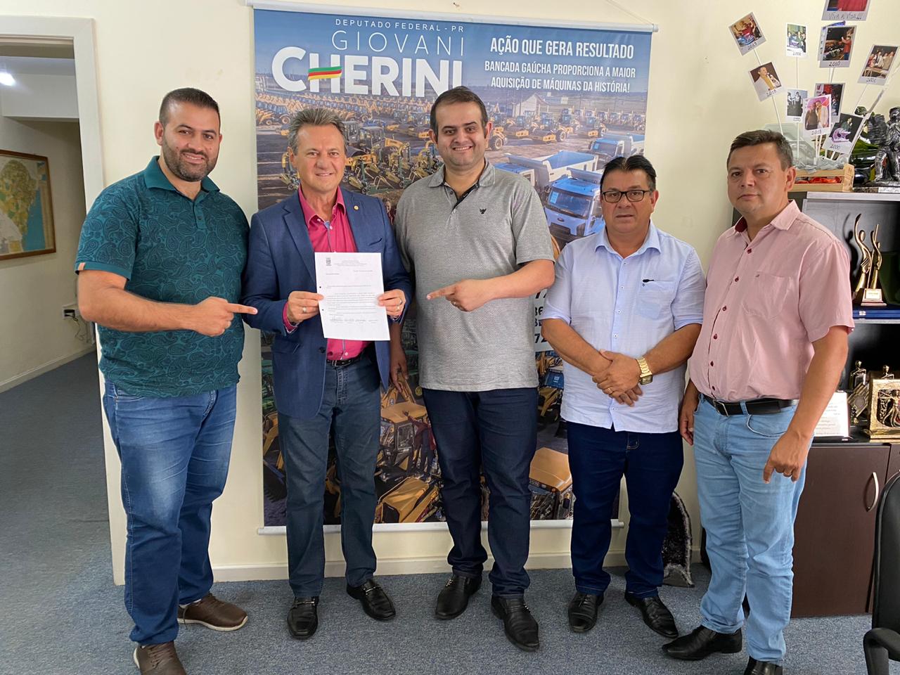 Vice-prefeito e vereadores eleitos em Parobé solicitam recursos para o deputado federal Giovani Cherini