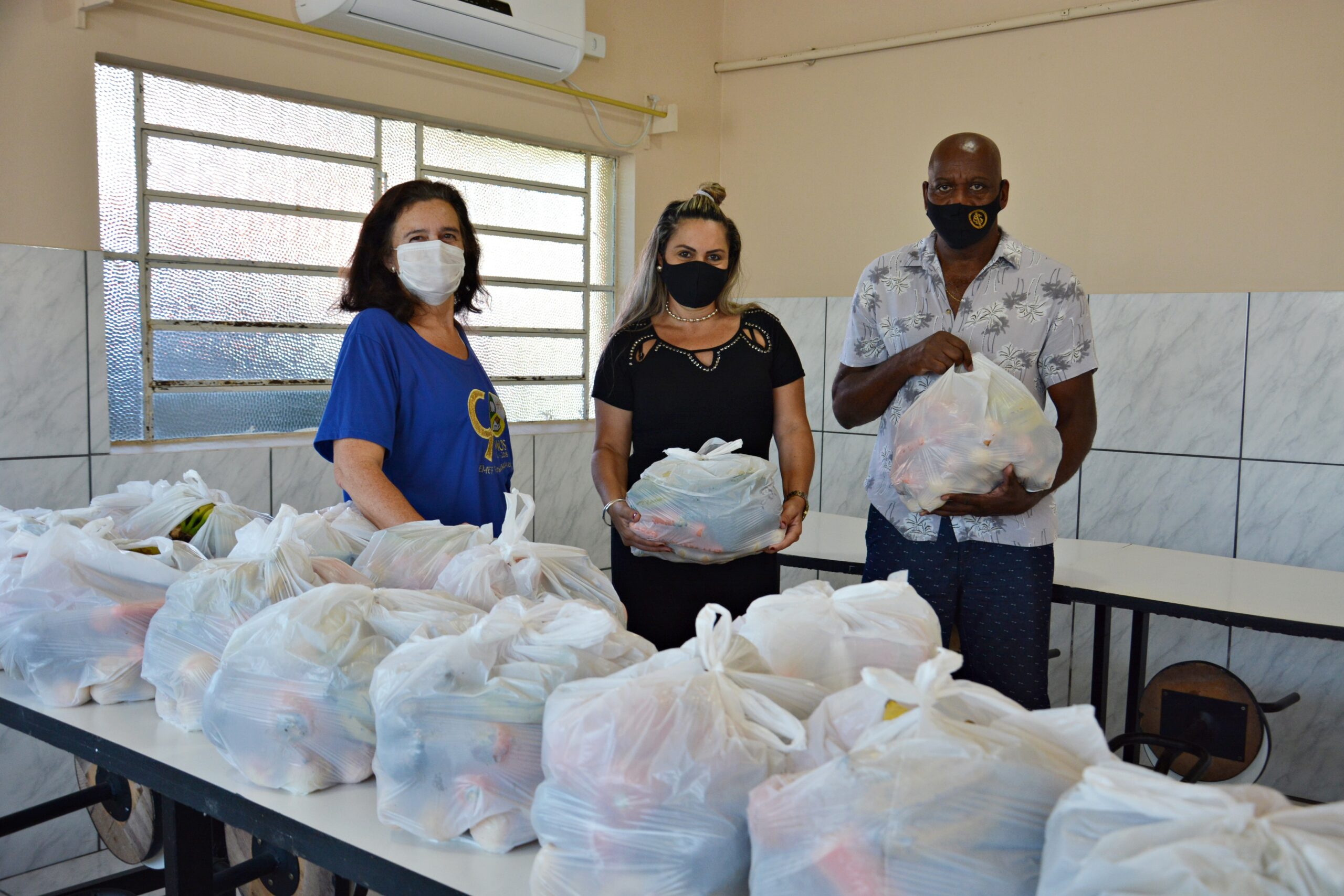 Mais de dois mil kits de alimentos da merenda escolar são entregues aos alunos da rede municipal de Taquara