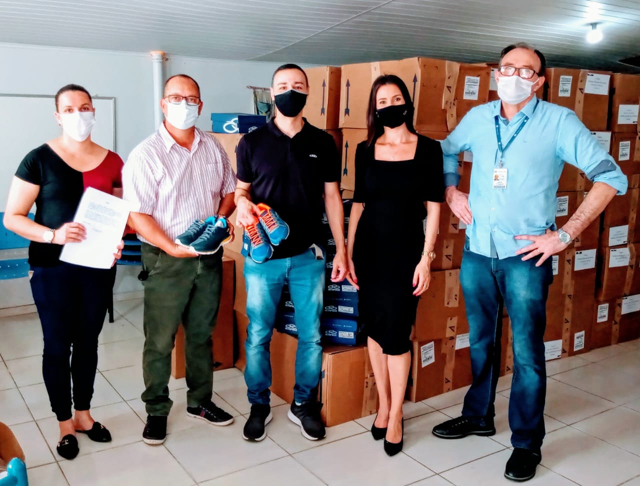 CRAS de Taquara recebe doação de 1.408 pares de calçados da Vulcabras Azaleia