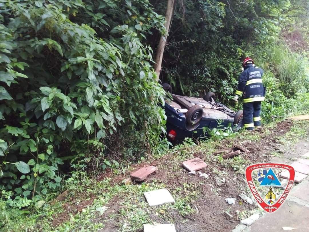 Bombeiros atendem capotamento de veículo e não encontram condutor em Igrejinha