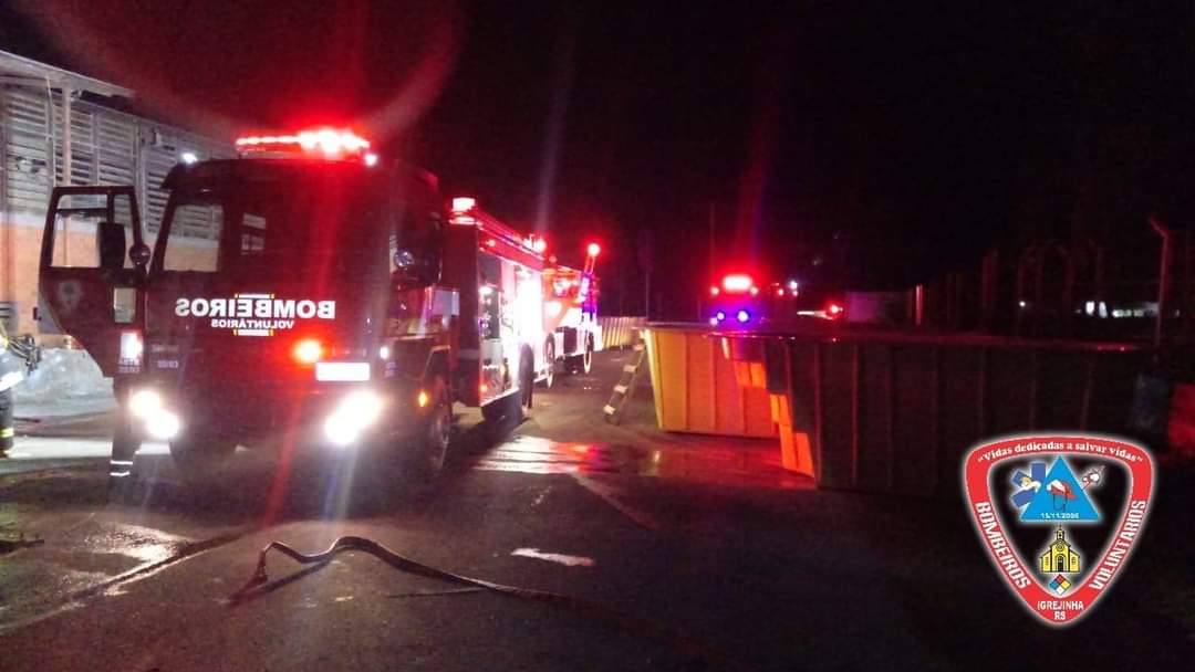Incêndio em fábrica de piscinas é controlado por bombeiros de Taquara e Igrejinha