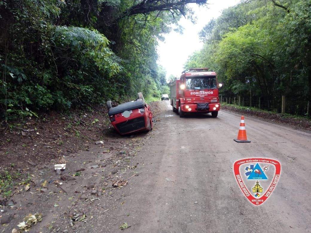 Motorista é encontrado desacordado no veículo após capotar em Igrejinha