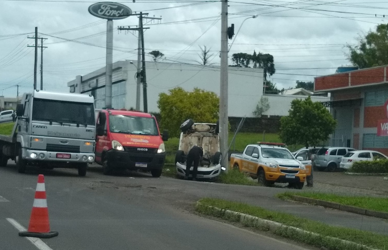 Colisão causa capotamento de veículo na ERS-115 em Taquara