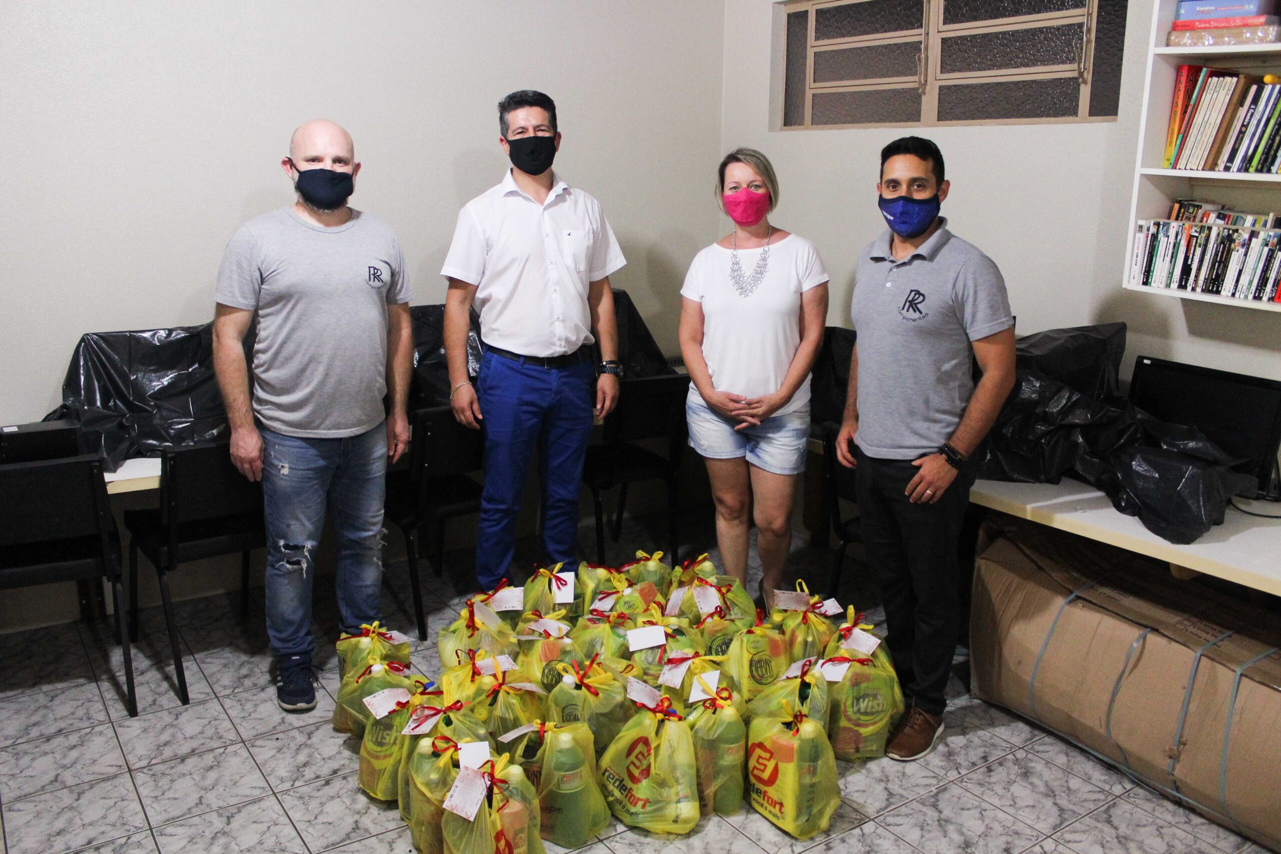 Empresas de Três Coroas presenteiam famílias da Apae