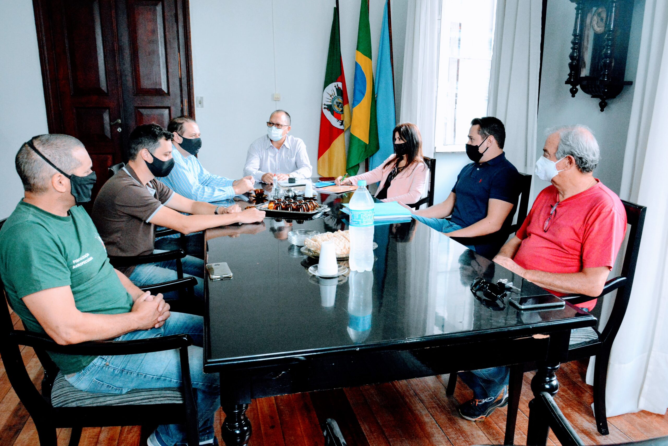 Técnicos do estado renovam convênio que beneficia frigorífico de Taquara