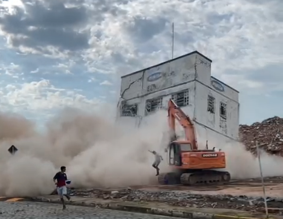 Última etapa: prédio da antiga Pirisa é demolido em Taquara