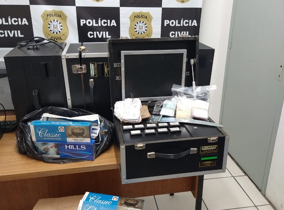 Operação Cassino: Polícia Civil e Brigada Militar apreendem caça-níqueis, cigarros e mais de R$ 8 mil em Taquara