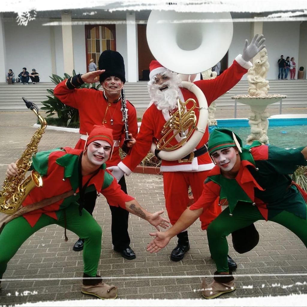 Caminhão iluminado e com Papais Noéis cantando leva a alegria do Natal aos bairros de Rolante