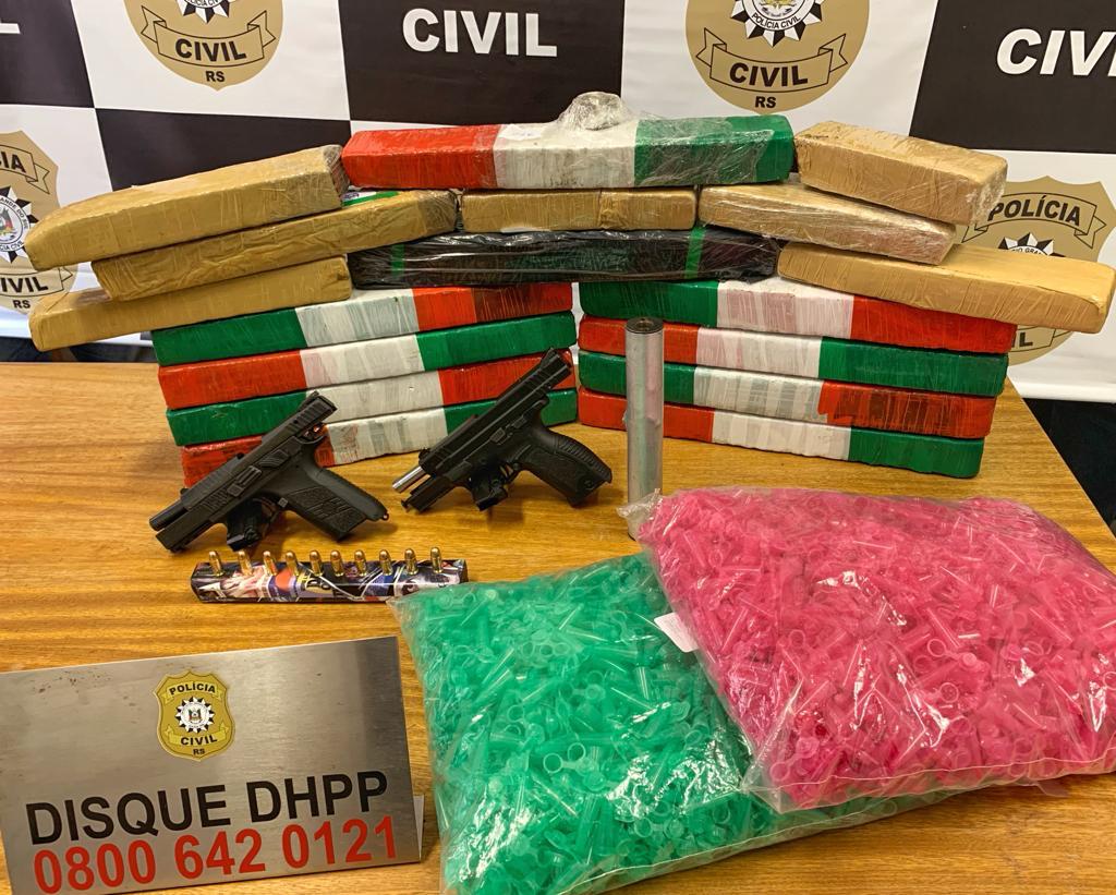 Mulher é presa em flagrante com 14 quilos de maconha e duas pistolas em Parobé