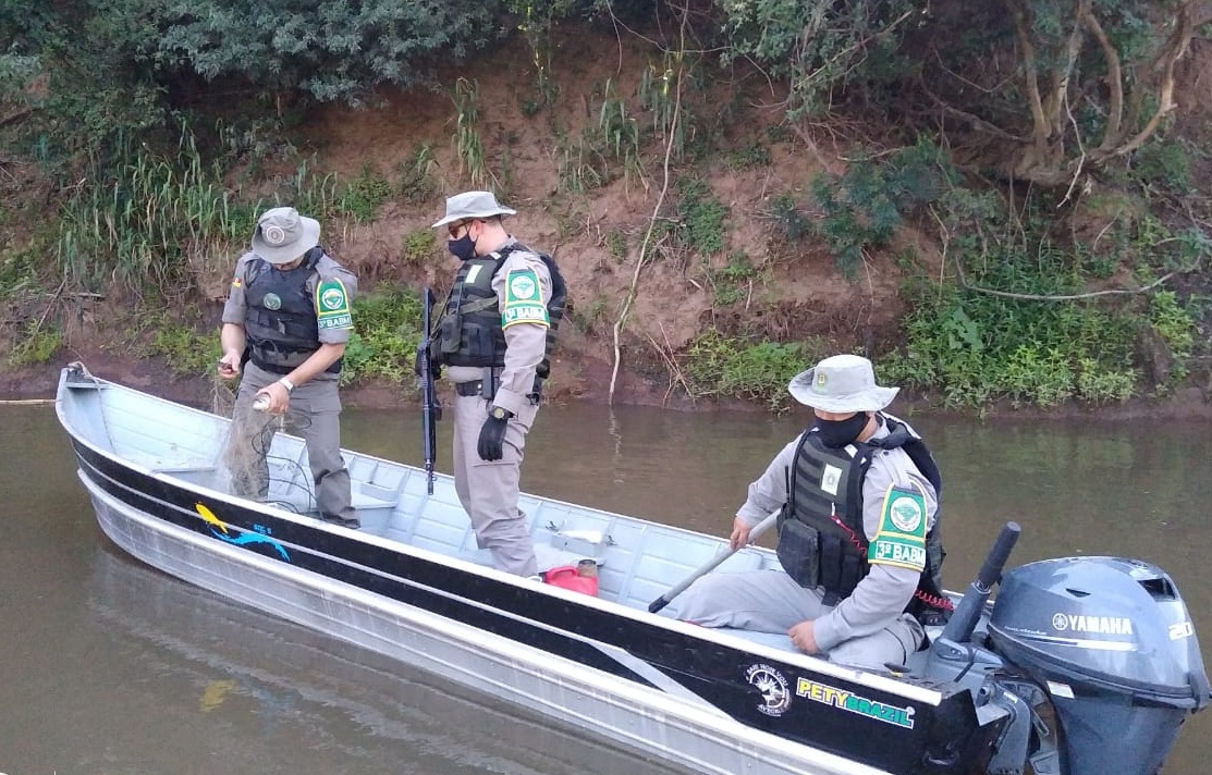 Comando Ambiental realiza operação embarcada no Rio dos Sinos em Taquara e Parobé