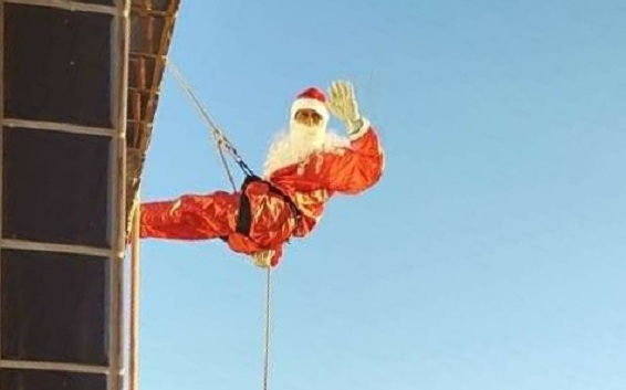 Ação de Natal apresenta Papais-Noéis fazendo rapel no hospital de Parobé