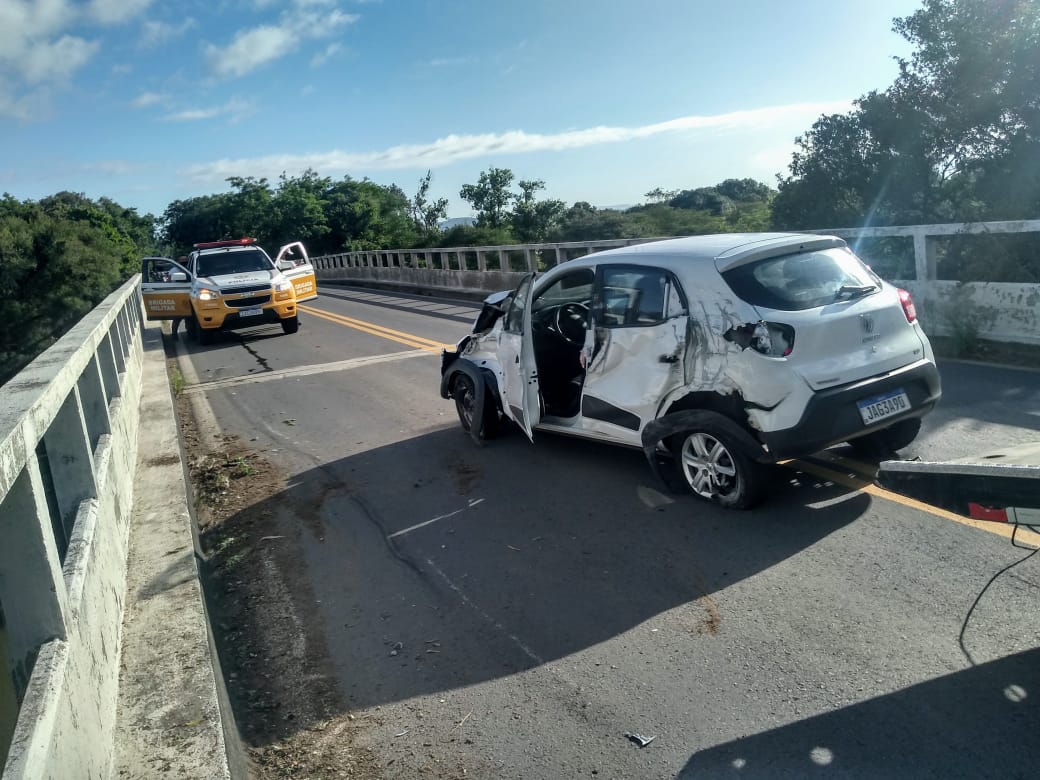 Veículos colidem na ERS-020 e três pessoas ficam feridas em Taquara