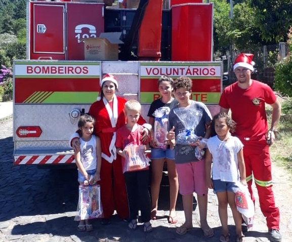 Prefeitura e Bombeiros Voluntários de Rolante formam parceria para garantir doces para mais de 4 mil crianças