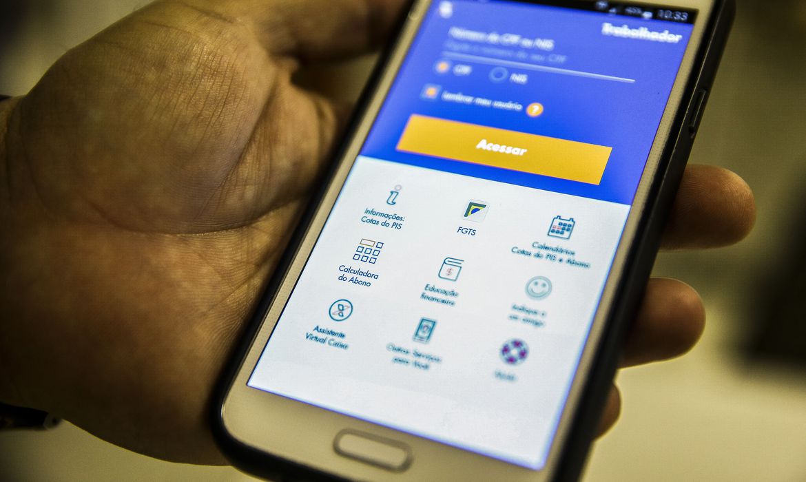 Trabalhador que ainda não utilizou saque emergencial do FGTS tem até quinta-feira (31) para fazer a solicitação