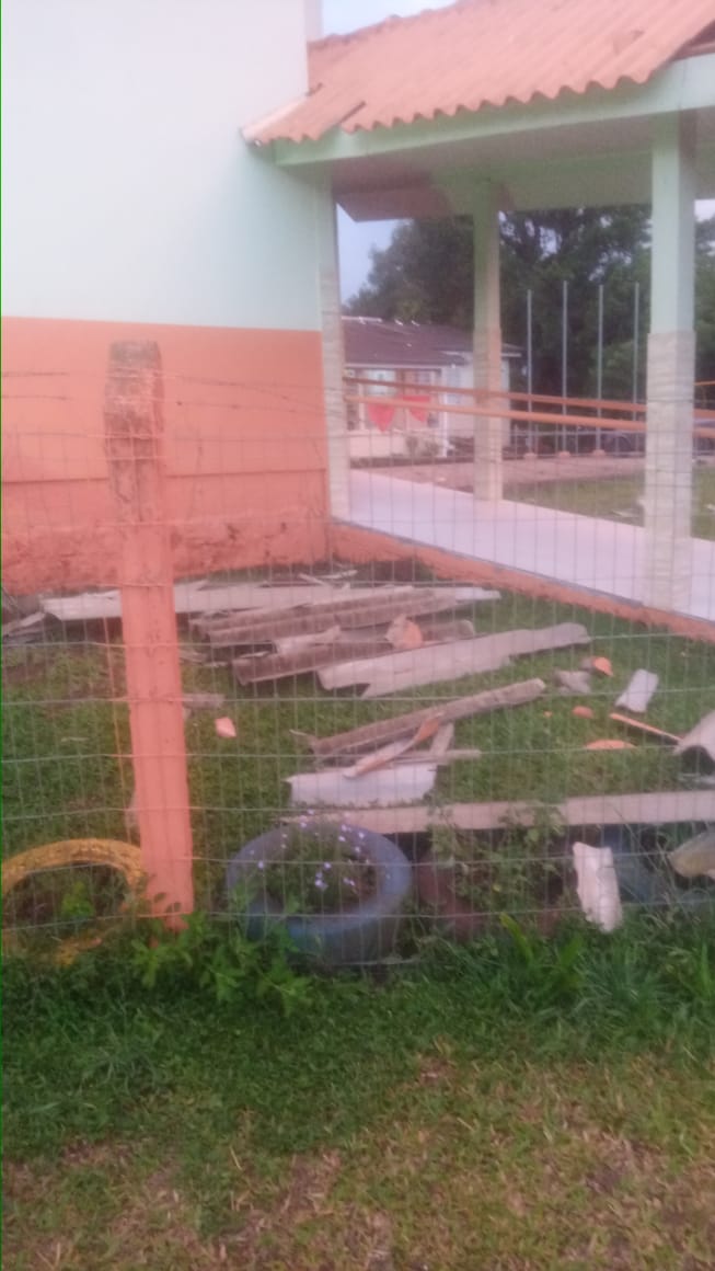 Forte vento causa prejuízos no interior de Taquara