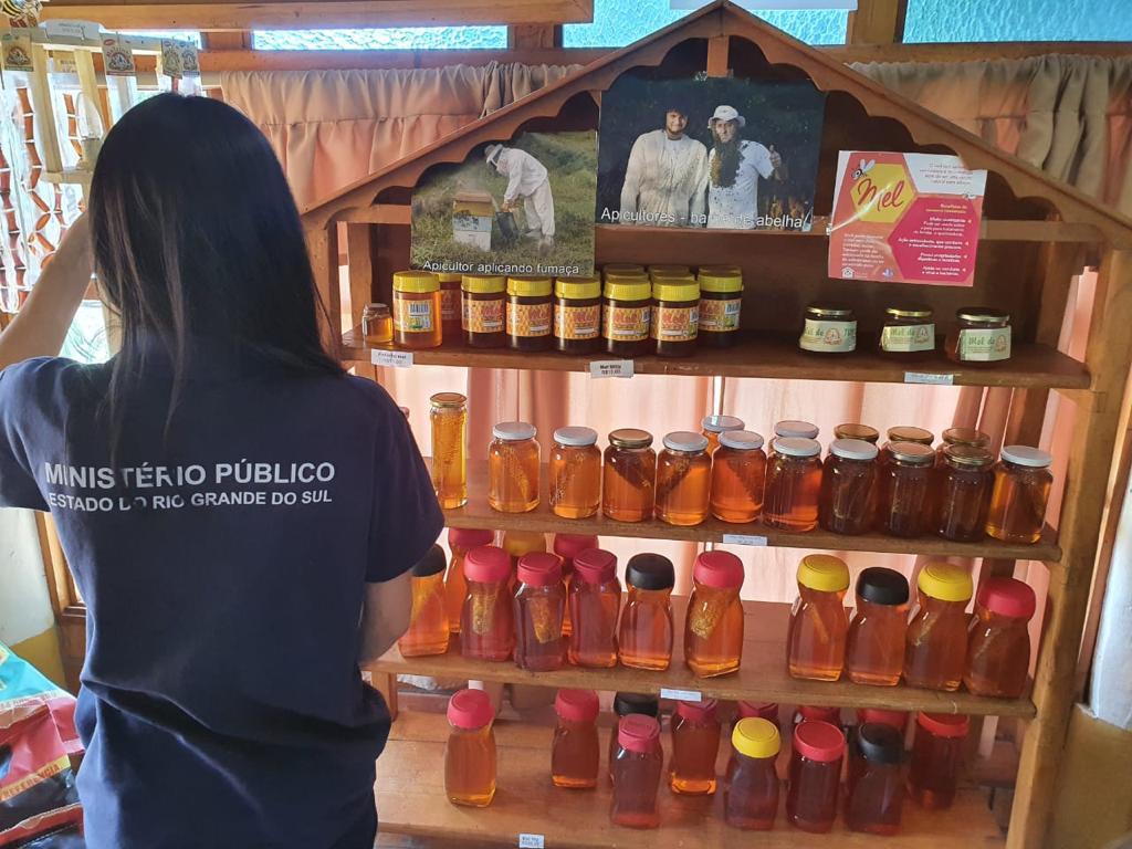 Ministério Público interdita estabelecimento que vendia mel com rótulos falsificados em Taquara