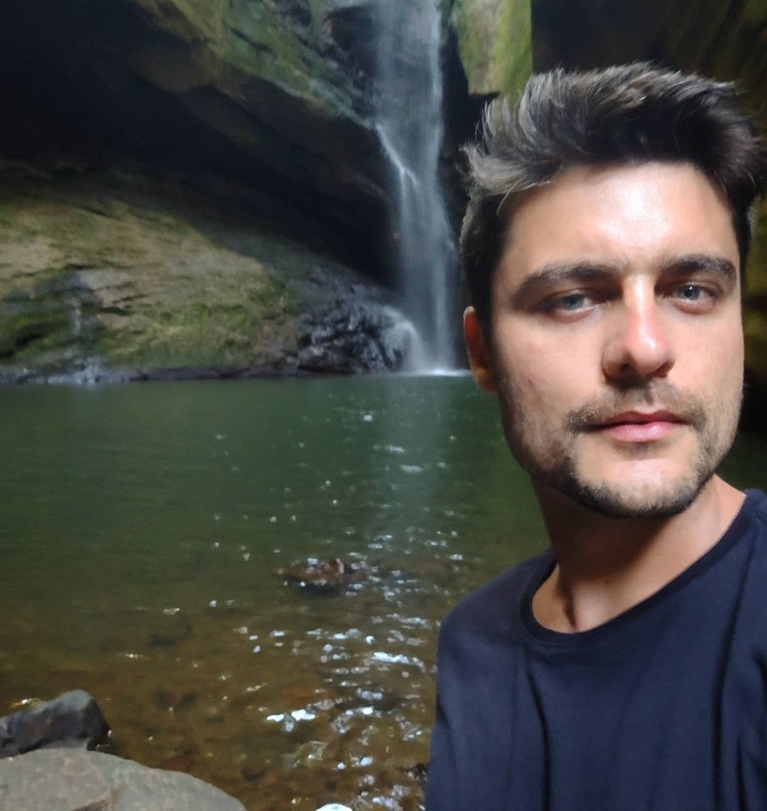 Ator Guilherme Leicam faz visita à Cascata das Andorinhas