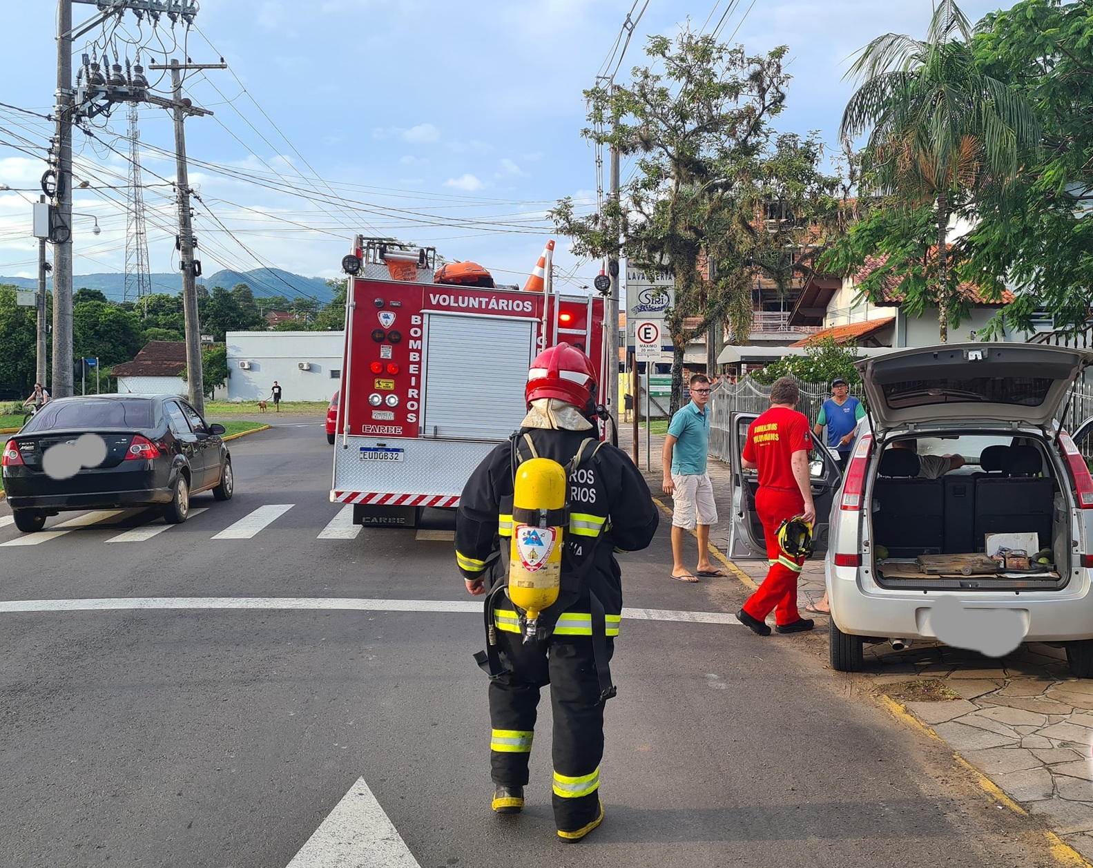 Bombeiros Voluntários de Igrejinha atendem chamado de incêndio em veículo