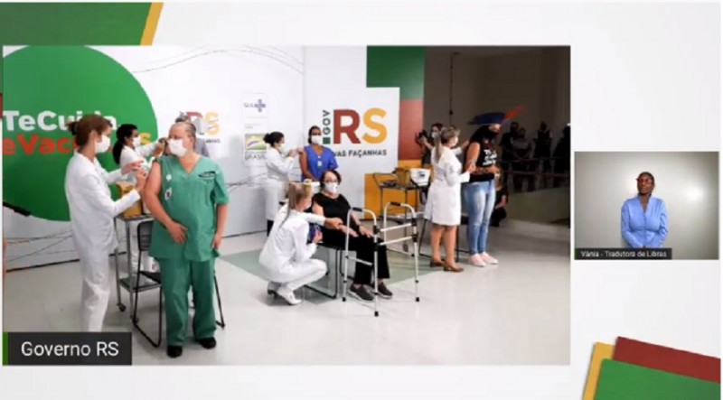 Cinco gaúchos de grupos de risco recebem juntos as primeiras doses da vacina contra Covid-19 no RS