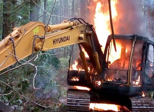 Escavadeira hidráulica fica destruída após incêndio durante trabalho no interior de Rolante