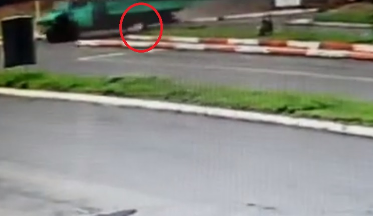 Colisão entre moto e caminhão deixa motociclista gravemente ferido em Taquara