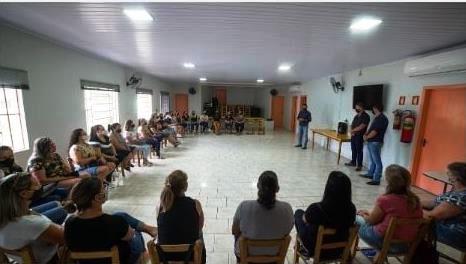 Servidores da rede municipal de ensino são orientados sobre o início do ano letivo em Riozinho