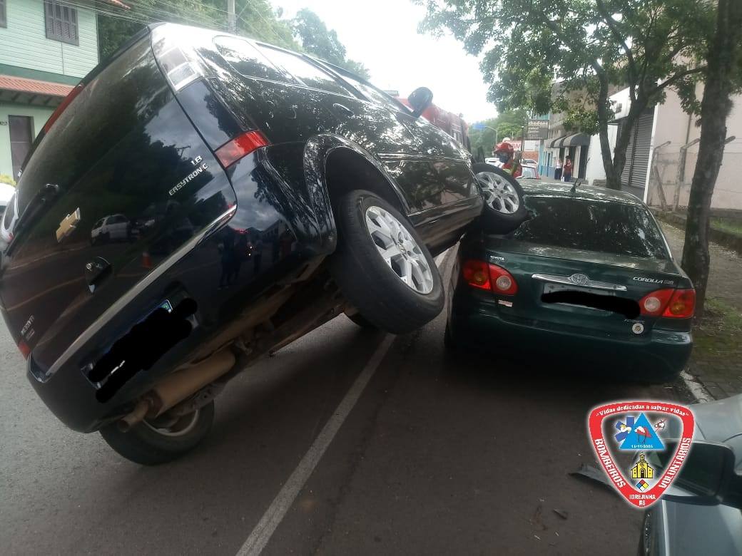 Acidente envolve três veículos no Centro de Igrejinha