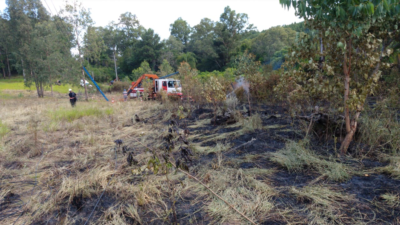 Fogo em matagal provoca problemas na distribuição de energia e internet no interior de Taquara