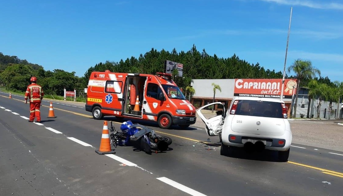 Acidente envolvendo carro e moto deixa duas pessoas feridas na ERS-115 em Igrejinha