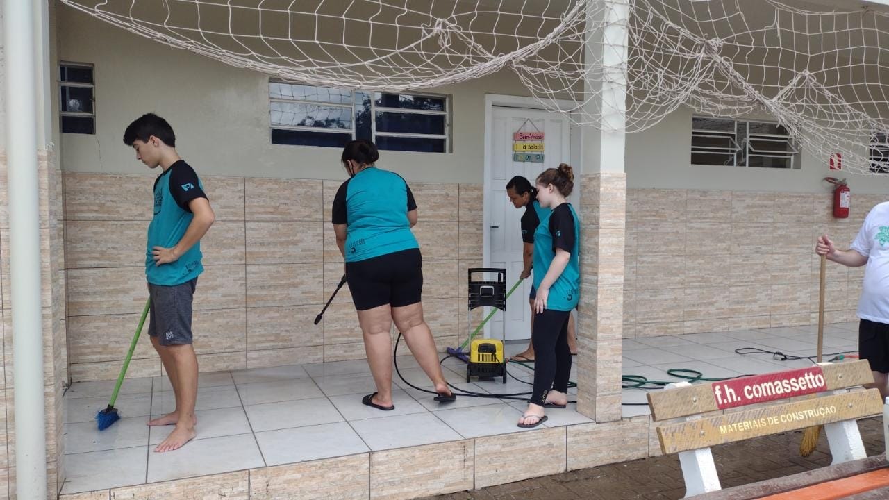 Grupo de jovens do IACS realiza mutirão de limpeza em escola do interior de Taquara
