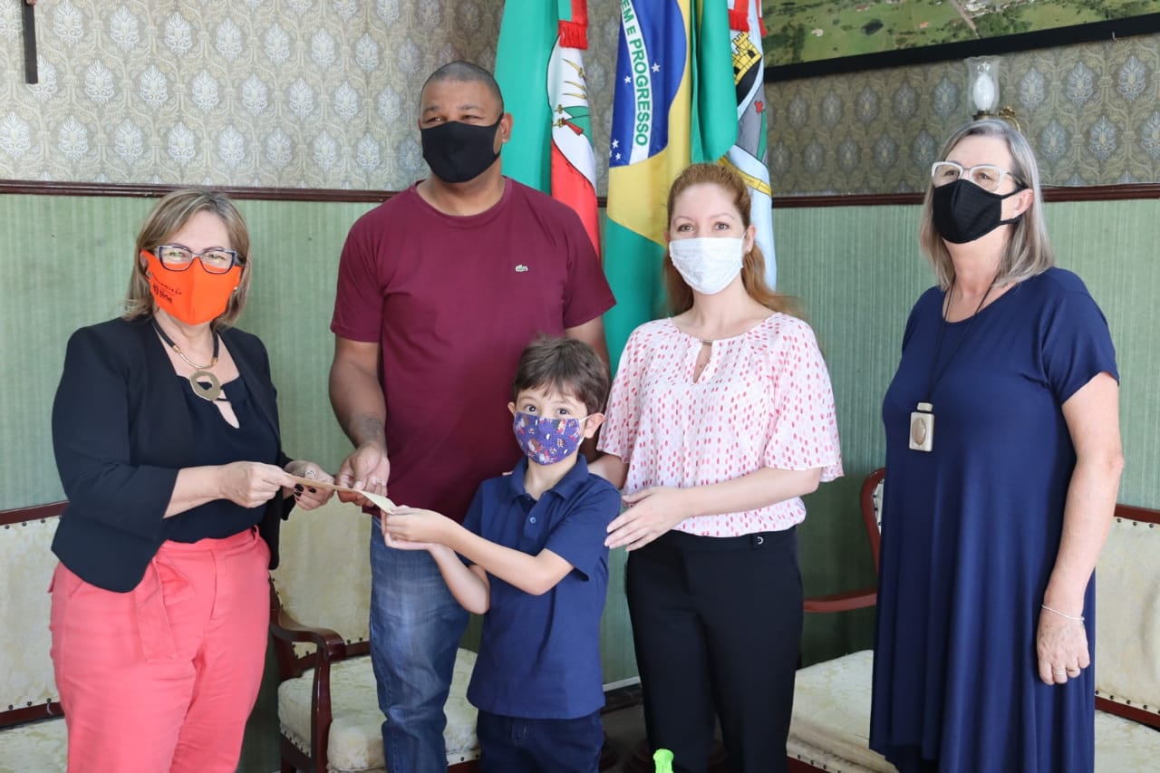 Carnaval de Taquara é resgatado com exposição de painéis no saguão da prefeitura e lançamento de documentário