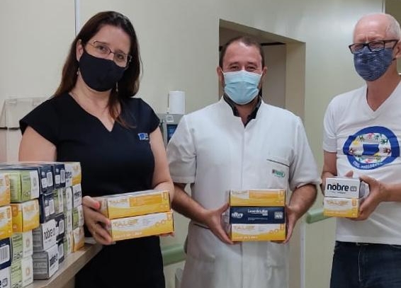 CDL doa mais de 60 caixas de luvas para hospitais de Igrejinha e Três Coroas