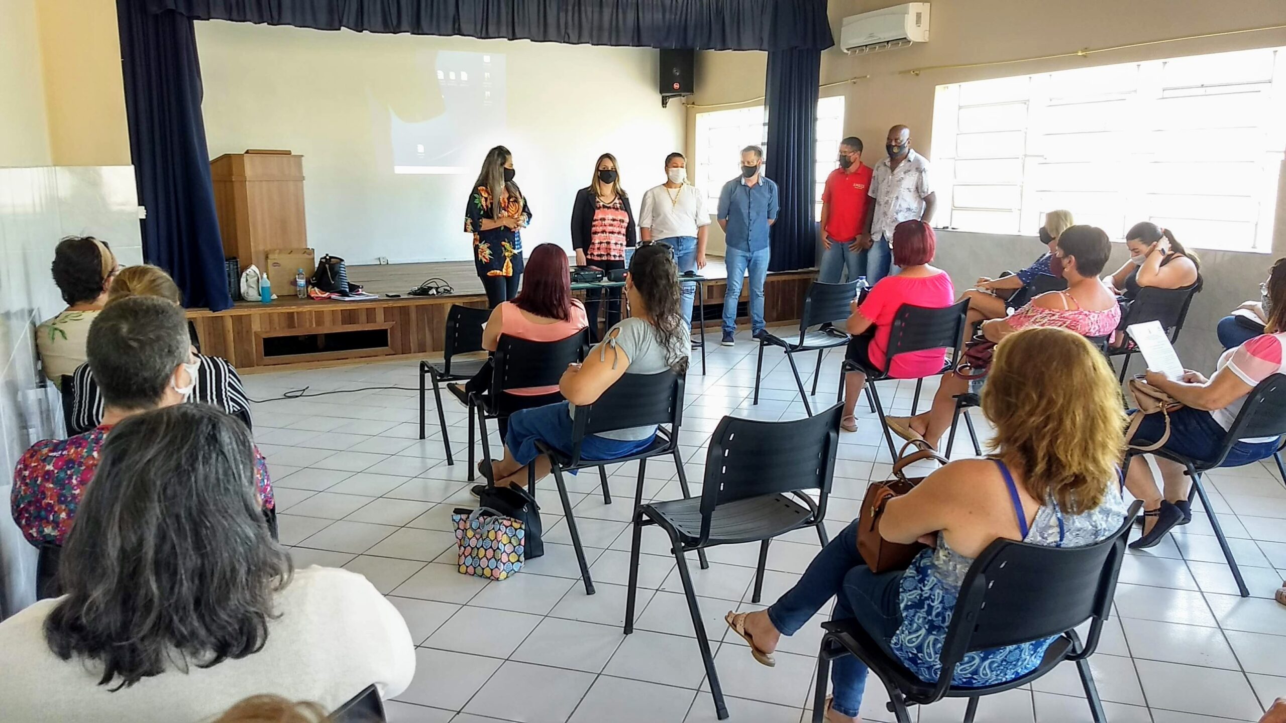 Merendeiras e serventes de Taquara recebem orientação sobre medidas de segurança contra à Covid-19 nas escolas