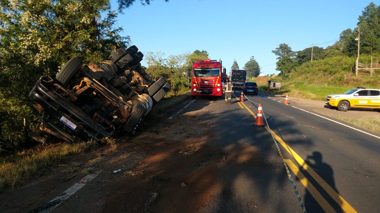 Condutor morre após tombar caminhão carregado com toras de madeira em Taquara