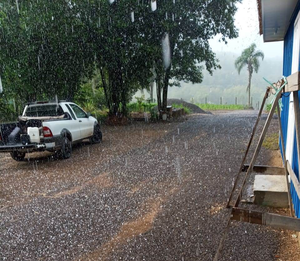 Queda de granizo é registrada no interior de Igrejinha