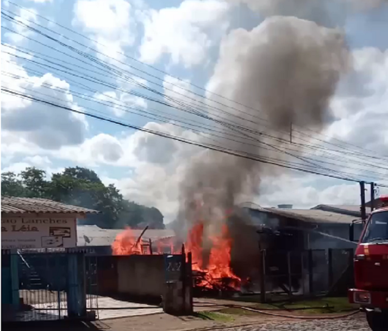 Incêndio deixa residência completamente destruída em Parobé