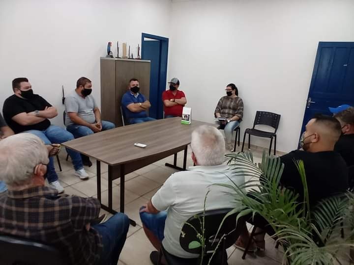 Secretária de Educação reúne-se com empresários do transporte escolar em Rolante