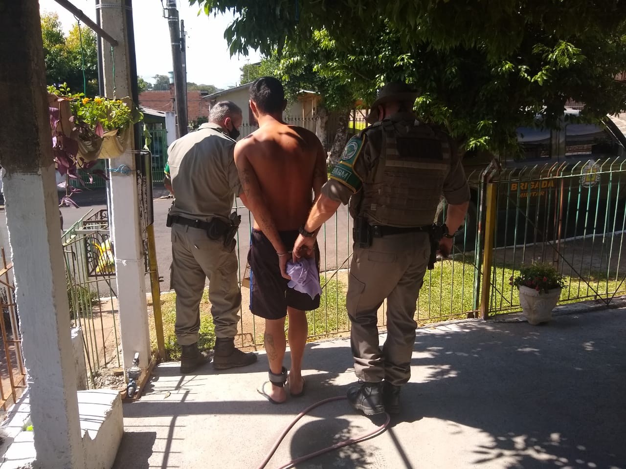 Comando Ambiental da Brigada Militar prende foragido usando tornozeleira eletrônica em Taquara