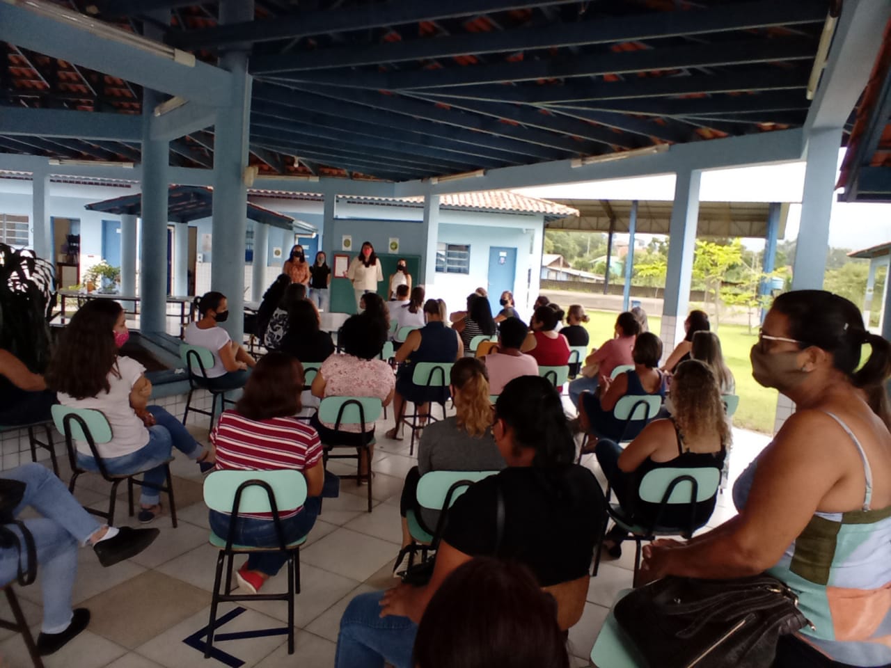 Serventes e merendeiras de Rolante recebem orientações antes do início do ano letivo