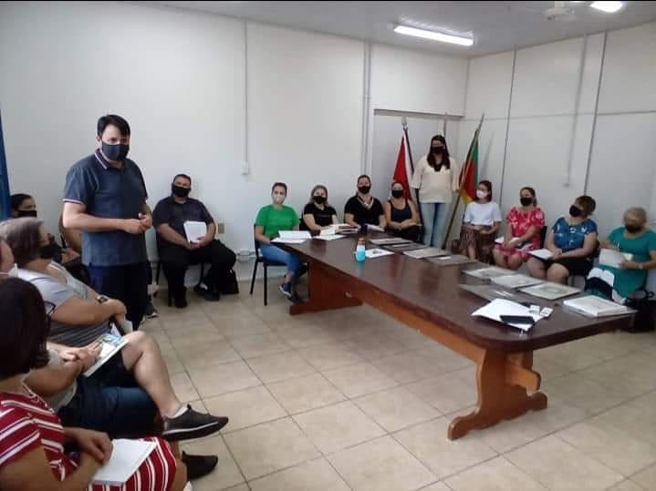 Diretores das escolas da rede municipal de Rolante recebem orientações antes do início do ano letivo