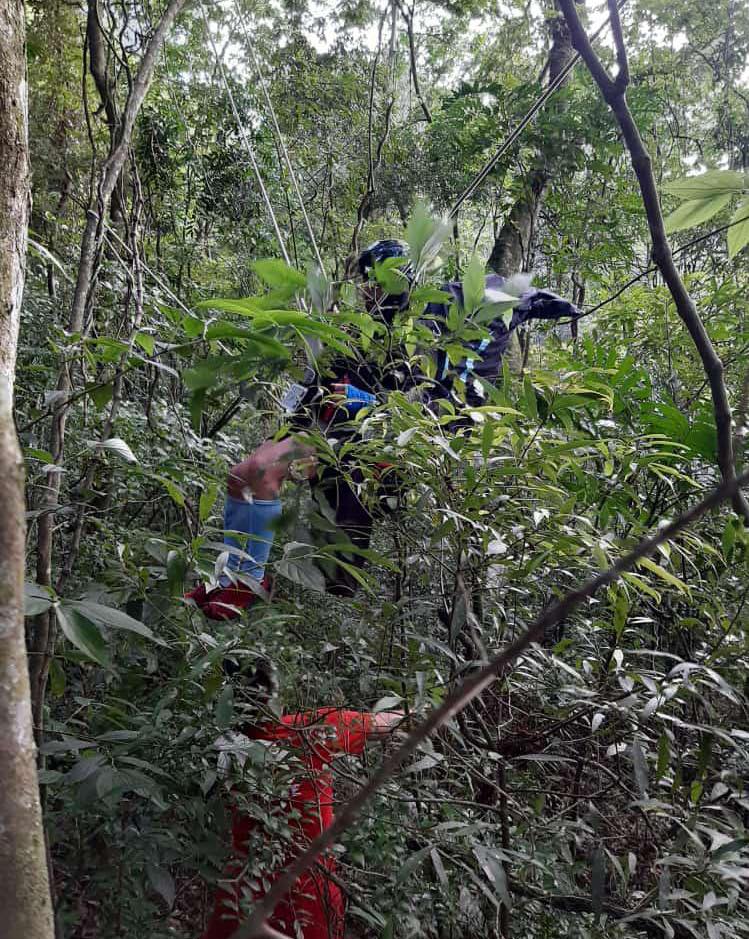 Bombeiros resgatam piloto de paraglider em Rolante