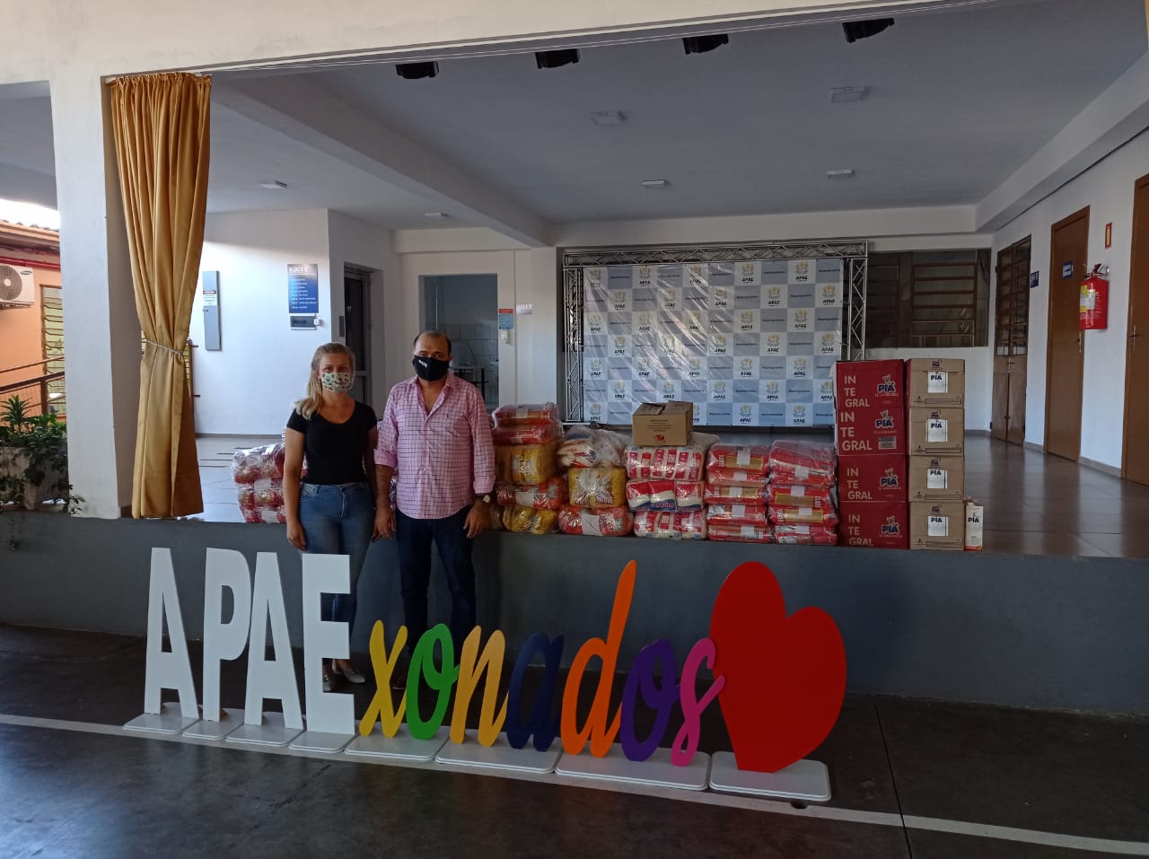 Vereador de Igrejinha doa meia tonelada de alimentos para campanha da APAE do município
