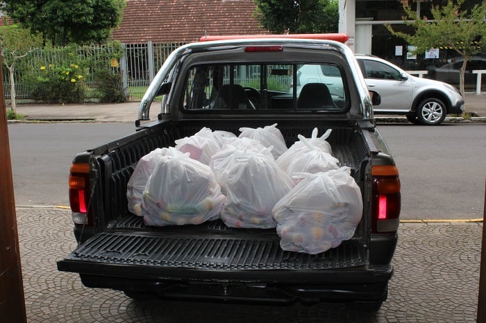 Secretaria de Educação entrega alimentos para famílias em situação de vulnerabilidade em Três Coroas