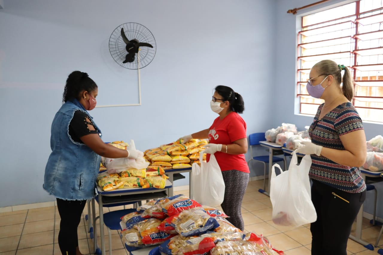Secretaria de Educação de Taquara entrega cerca de dois mil kits de alimentos a famílias dos alunos da rede municipal