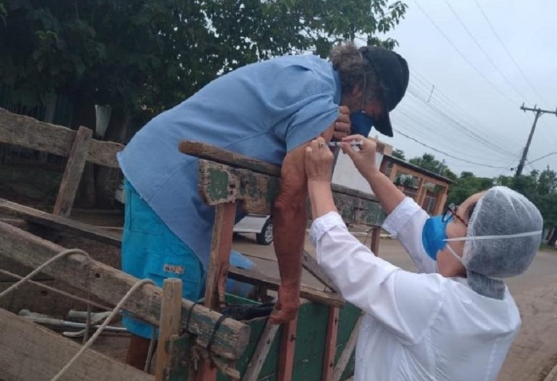 Estado quer vacinação no feriado, mas prefeituras da região se dividem